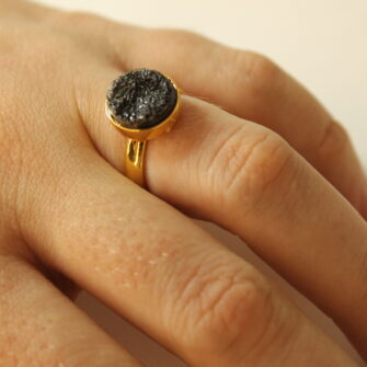 Anillo “Galaxia Negra” – Piedra Drusa Natural y Base Dorada Ajustable