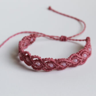 Trenza de Aurora — Pulsera en macramé con piedras rosadas