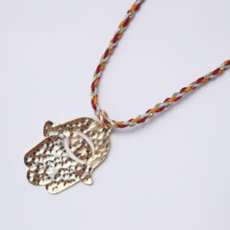 Fuego Ancestral – Collar tejido en macramé con dije Mano de Fátima