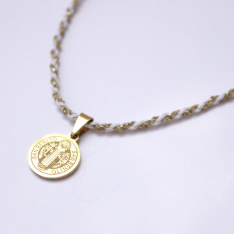 Luz Sagrada – Collar Tejido en Macramé con Medalla de San Benito