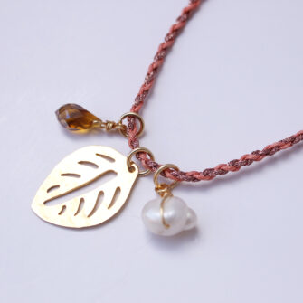 Hoja Serena – Collar tejido en macramé con perla y cristal