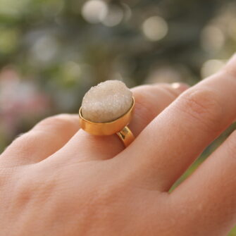 Alba Serena – Anillo en bronce con baño de oro 24K y piedra drusa natural