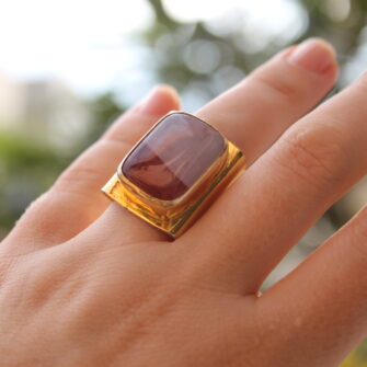 Aurora Carmesí · Anillo statement en baño de 24K con piedra natural